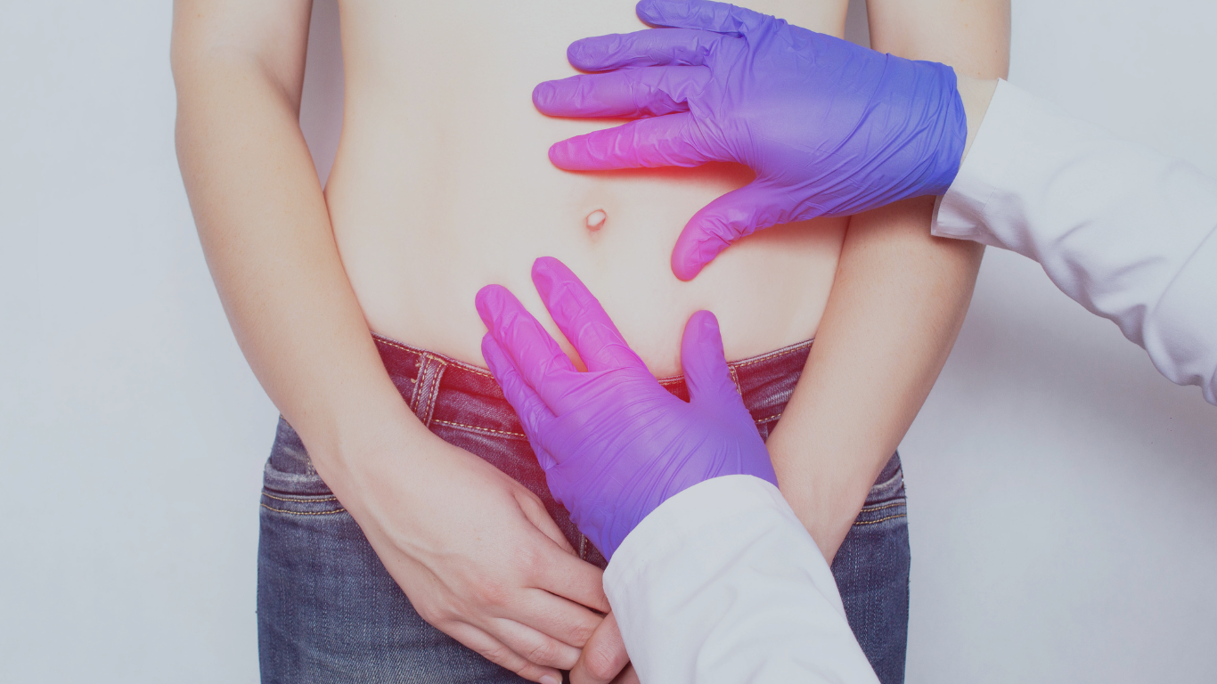 médico examinando uma barriga