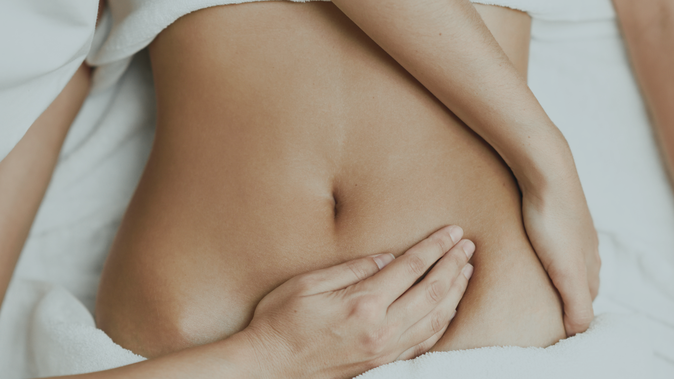 imagem das mãos do médico fazendo exame clínico em uma paciente mulher e explicando para ela os mitos e verdades da Diástase