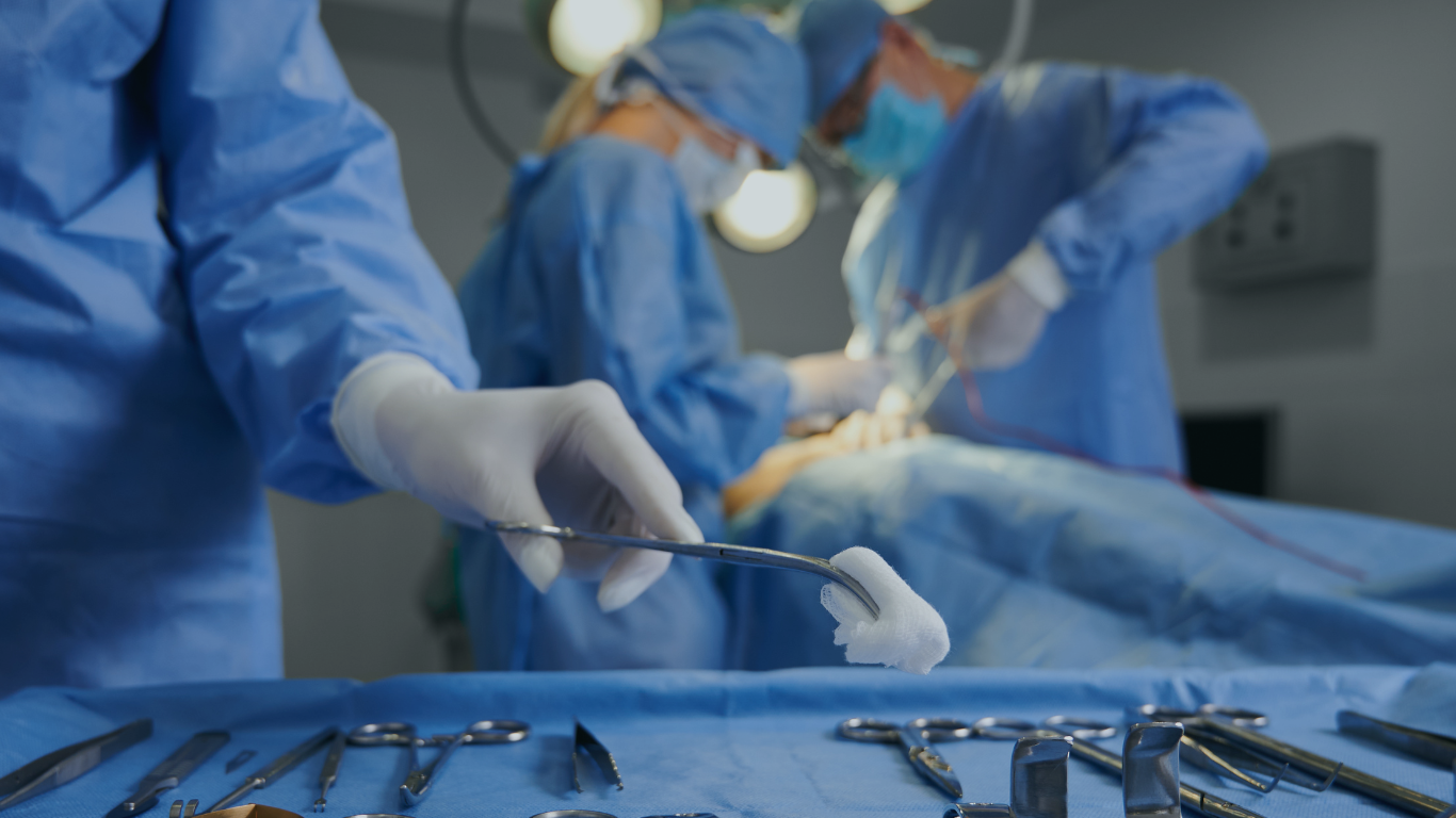 diversos médicos fazendo uma cirurgia. Descubra o passo a passo da cirurgia de diástase, desde a preparação até a recuperação. Entenda o processo completo desse procedimento.