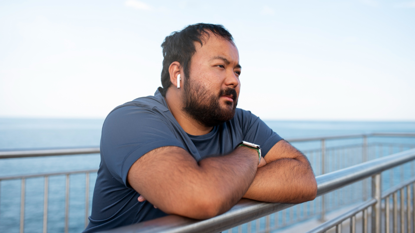 Homem com sobrepeso, pensando o que muda após a bariátrica