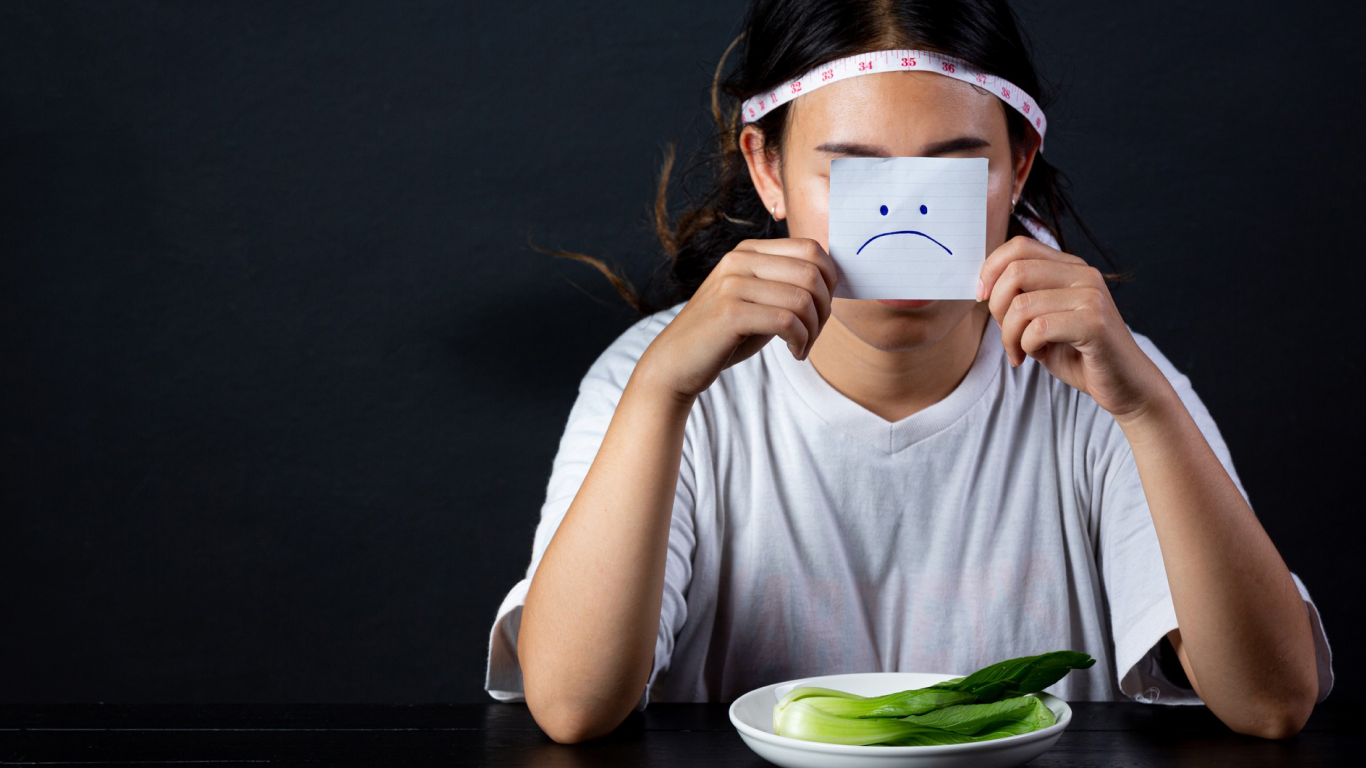 Jovem insatisfeita com dietas restritivas