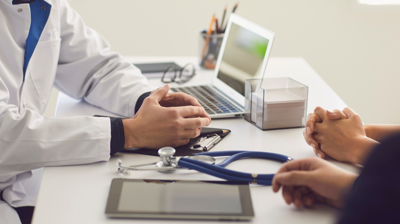 cirurgião fazendo consulta com paciente