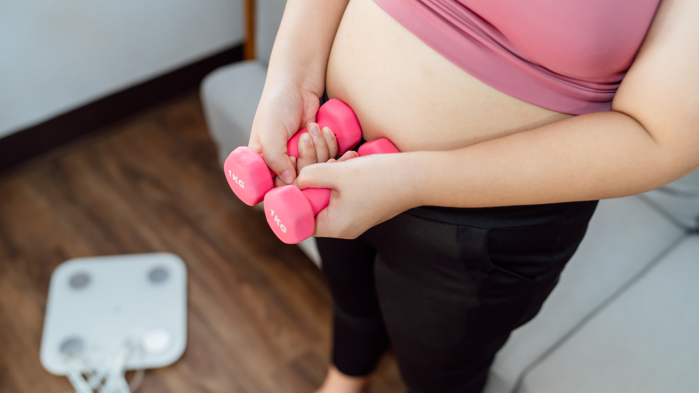 Uma mulher segurando peso. Impactos da obesidade.