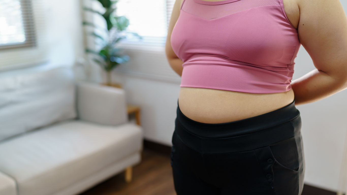 Mulher pensando na cirurgia bariátrica