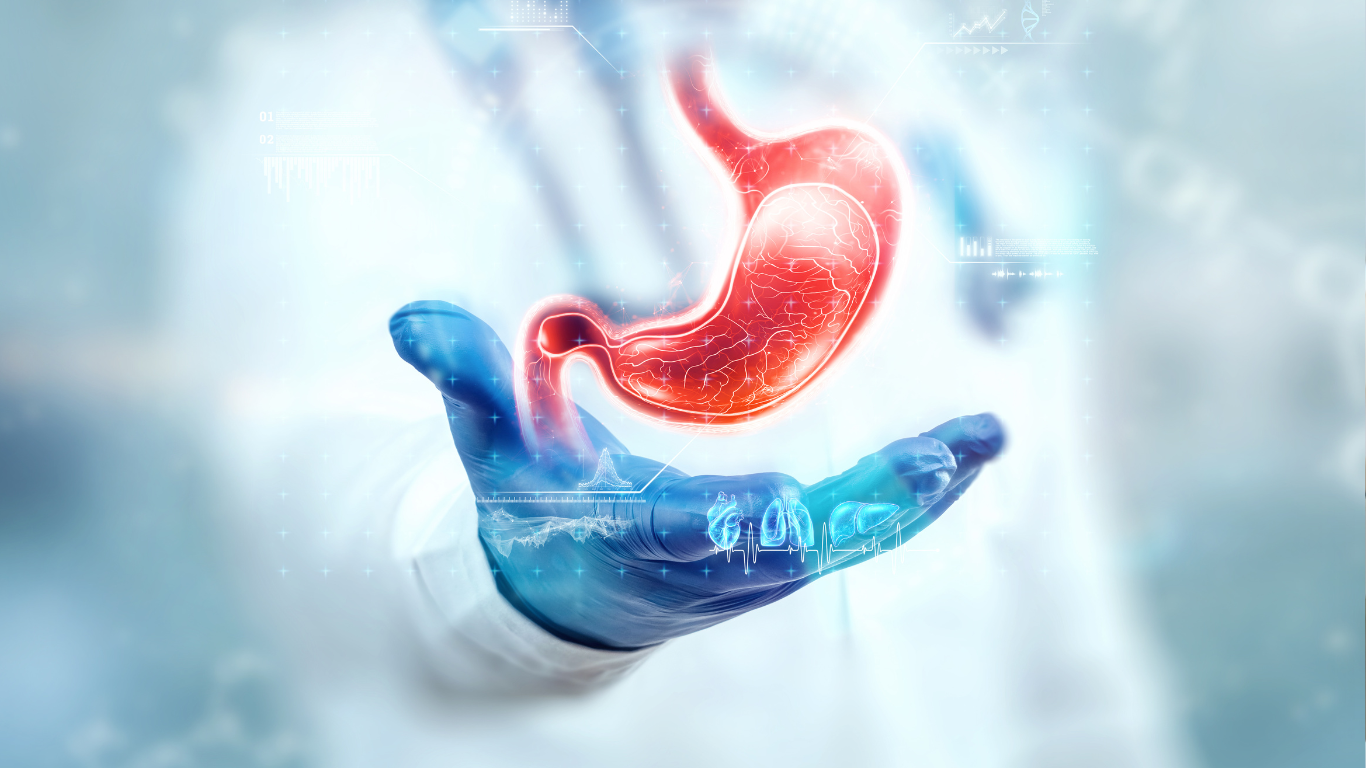 Médico com o holograma de um estômago na mão, para falar sobre o bypass gástrico com o dr. Wagner Schiel