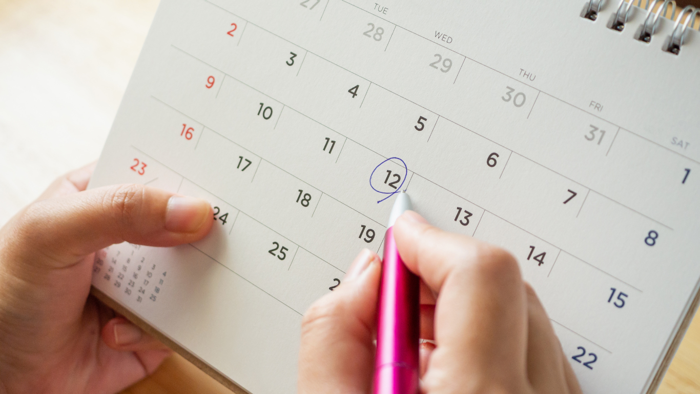 Mulher anotando data no calendário, pensando em quanto tempo leva da primeira consulta até a bariátrica