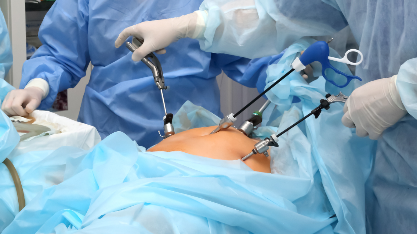 Médico iniciando operação, explicando ao paciente tudo sobre a cirurgia bariátrica