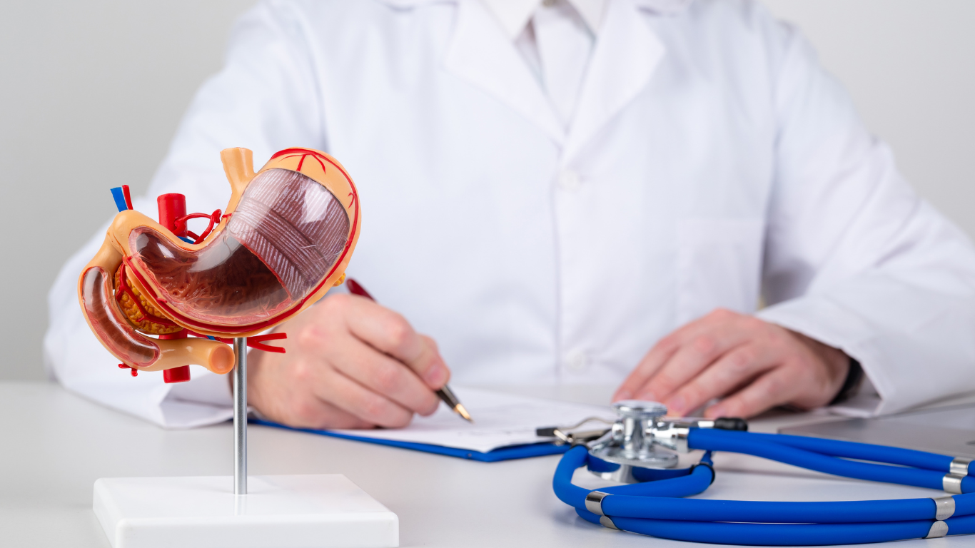 Médico explicando a diferença entre bypass gástrico vs. sleeve