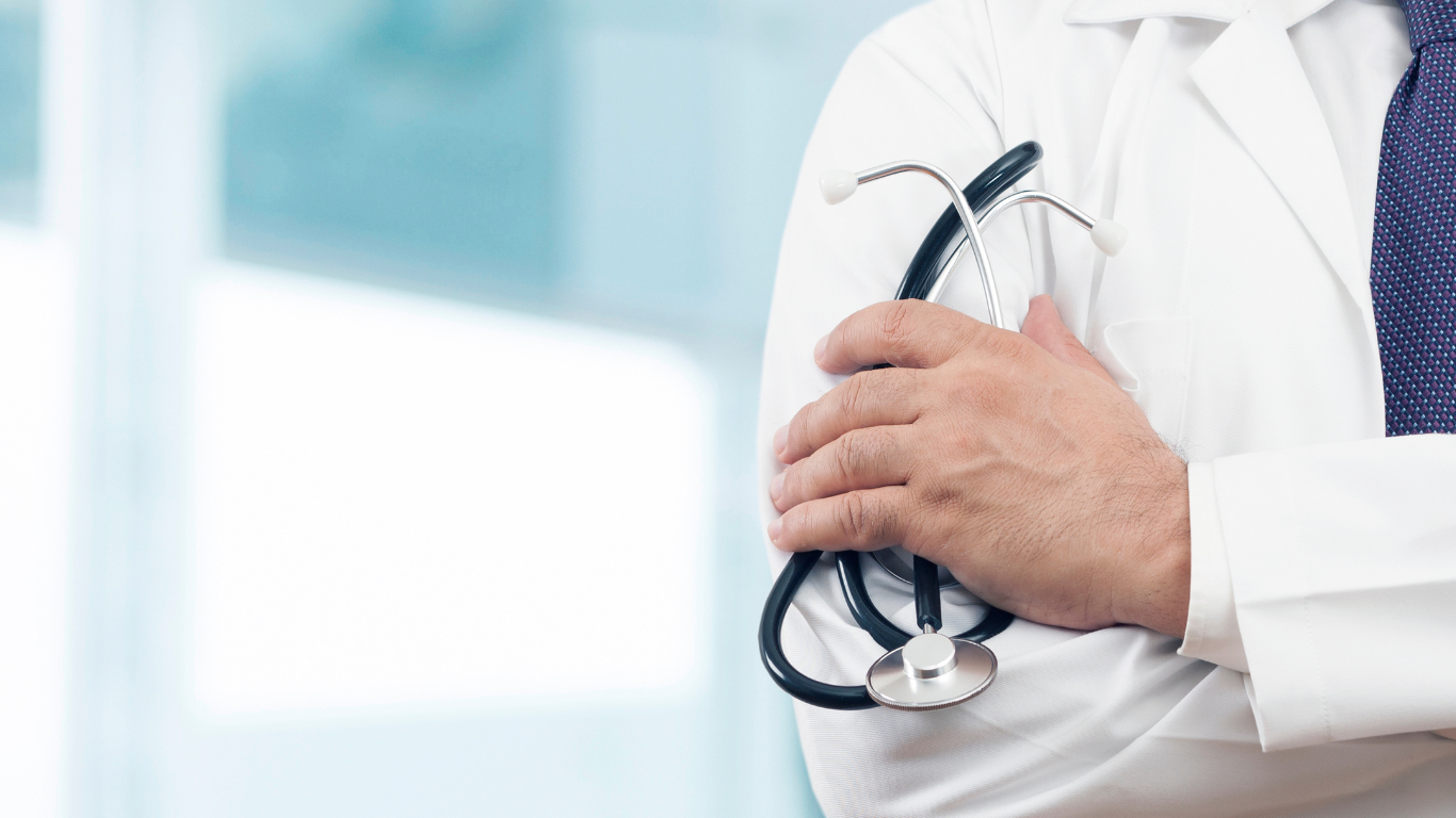 Médico explicando que faz a cirurgia bariátrica