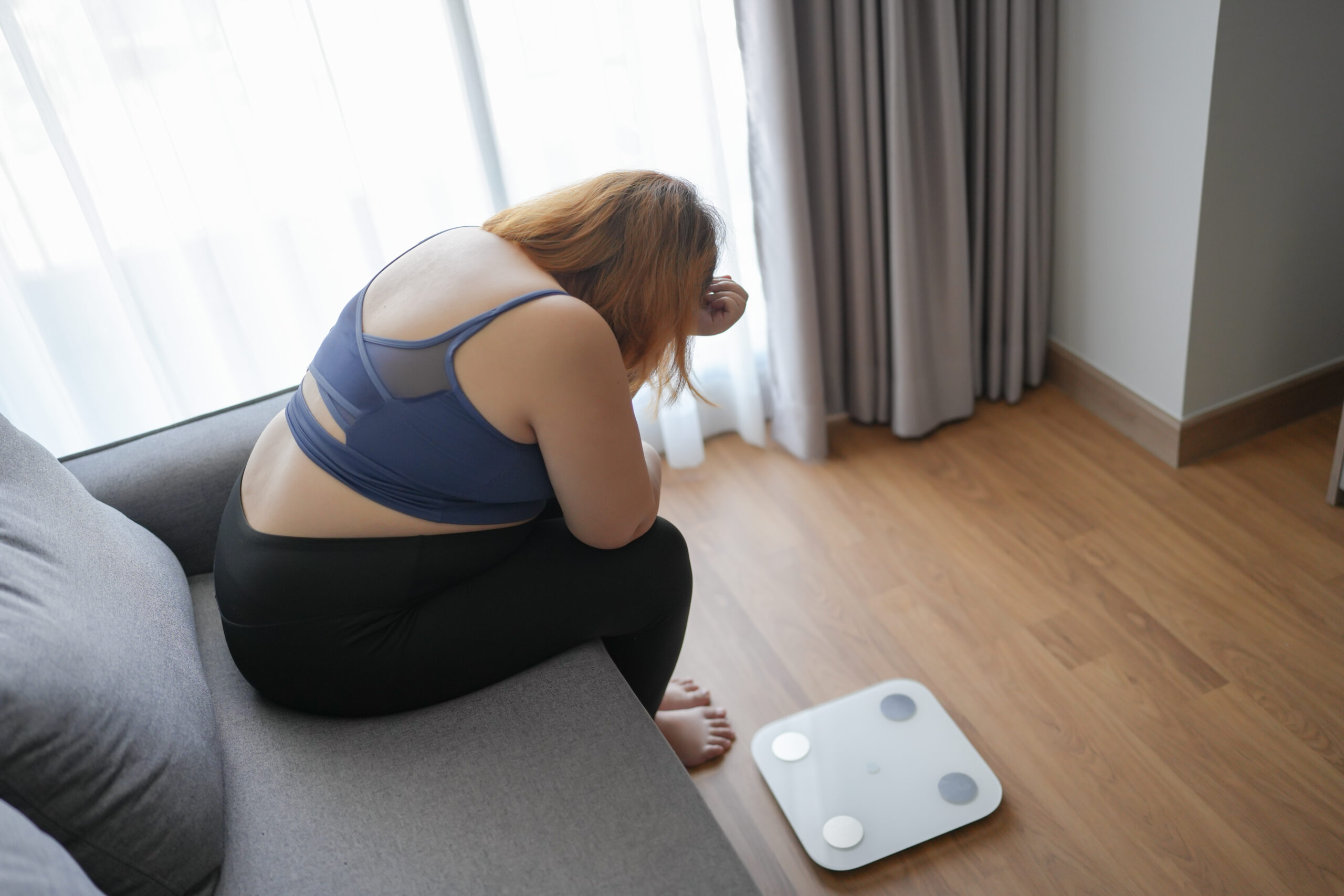 Pessoa obesa pensando na cirurgia bariátrica para o sobrepeso.