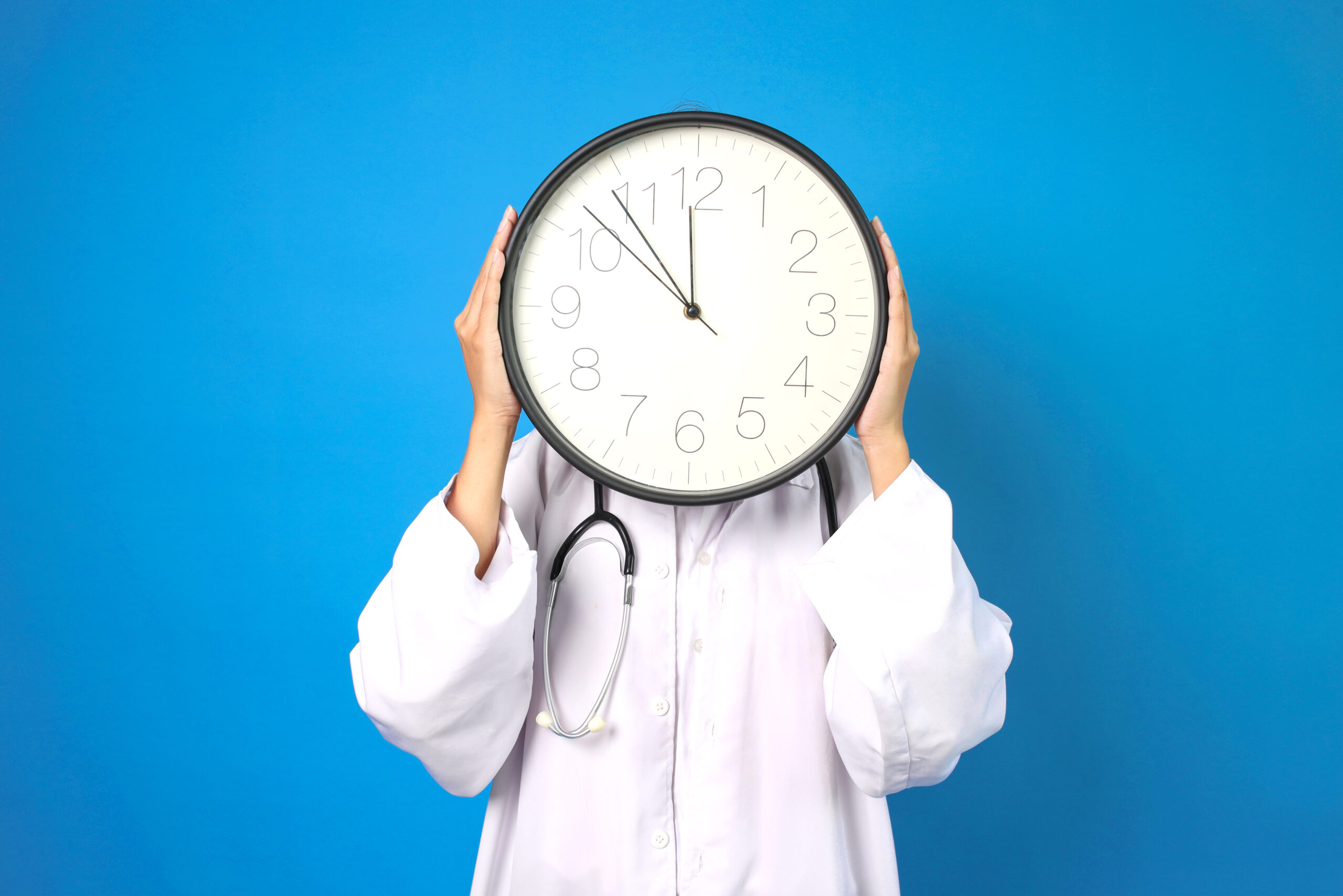 Pessoa segurando um relógio na frente do rosto para questionar quanto tempo para perda do sobrepeso após bariátrica.