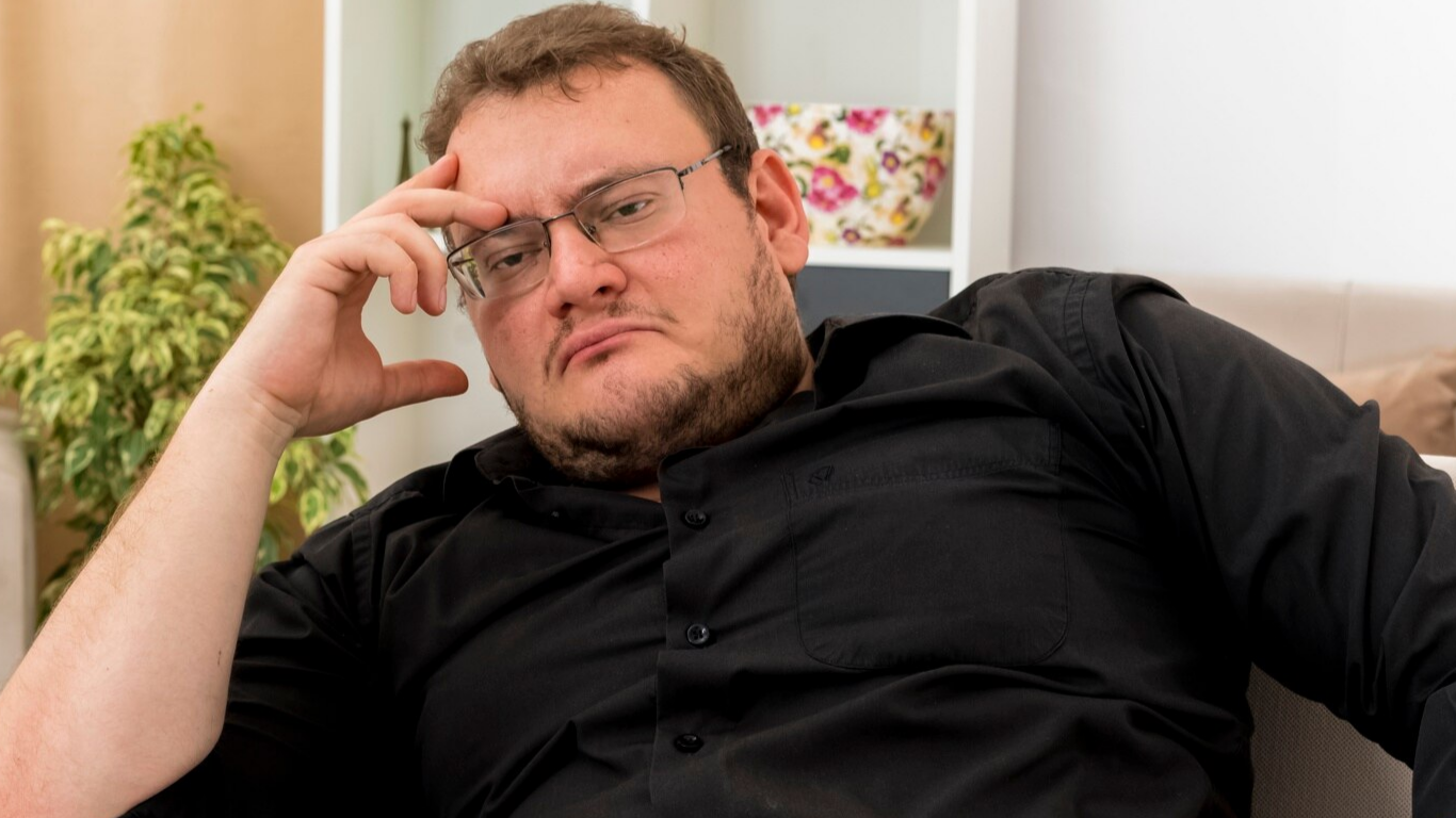 Pessoa obesa pensando em Bypass gástrico.