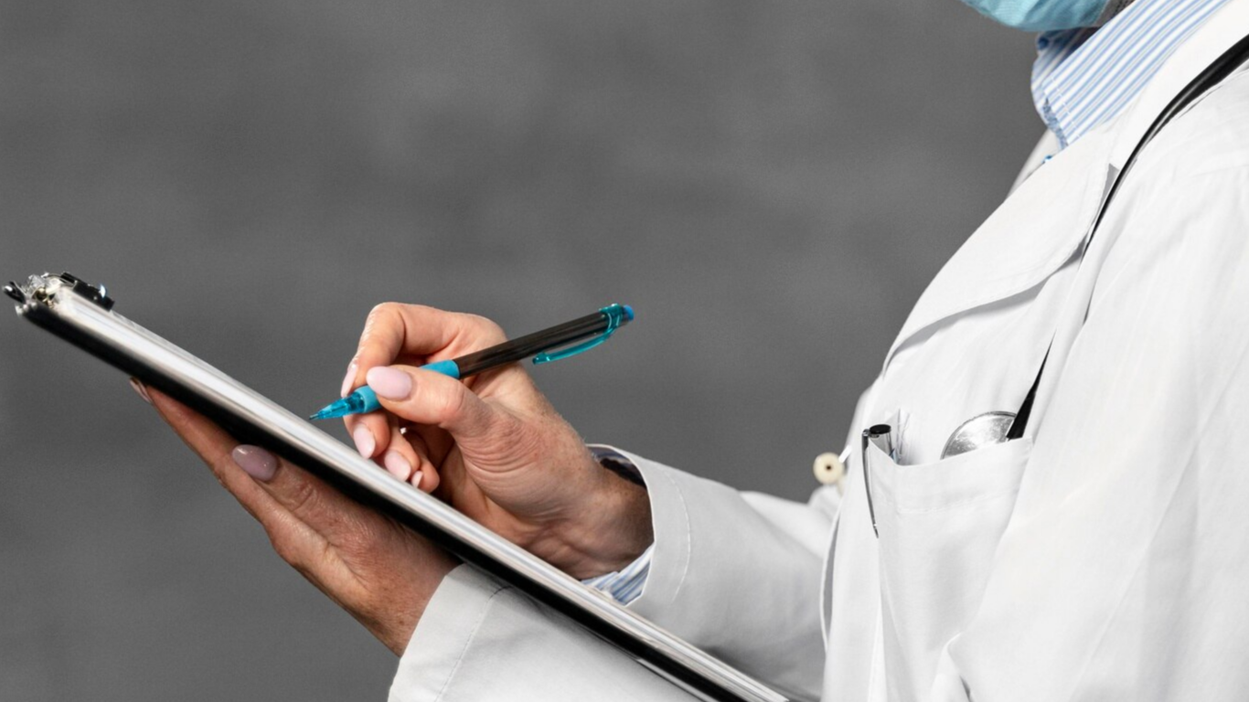 Médico explicando o pré-operatório da bariátirca