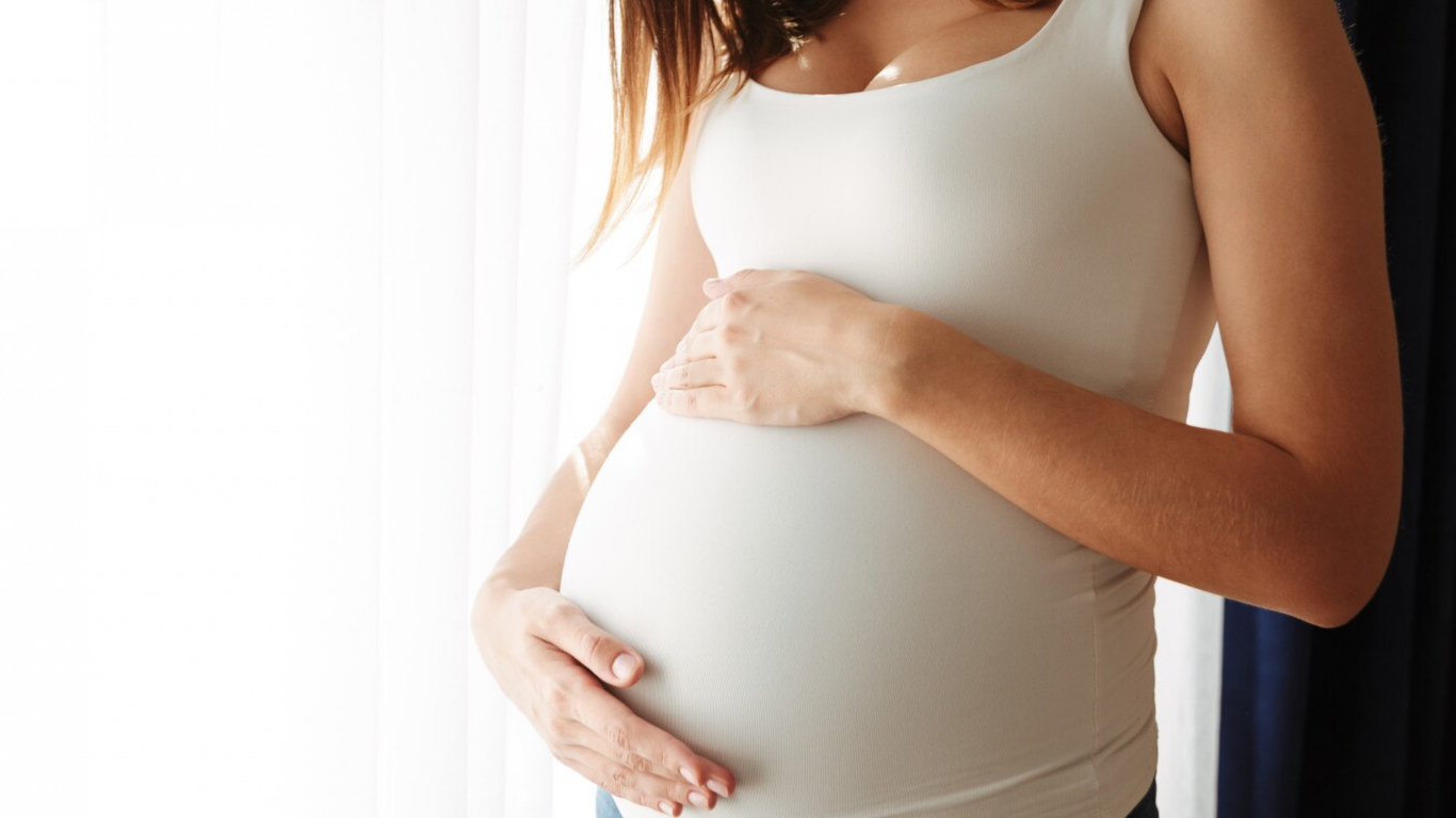 Mulher feliz por engravidar após a bariátrica