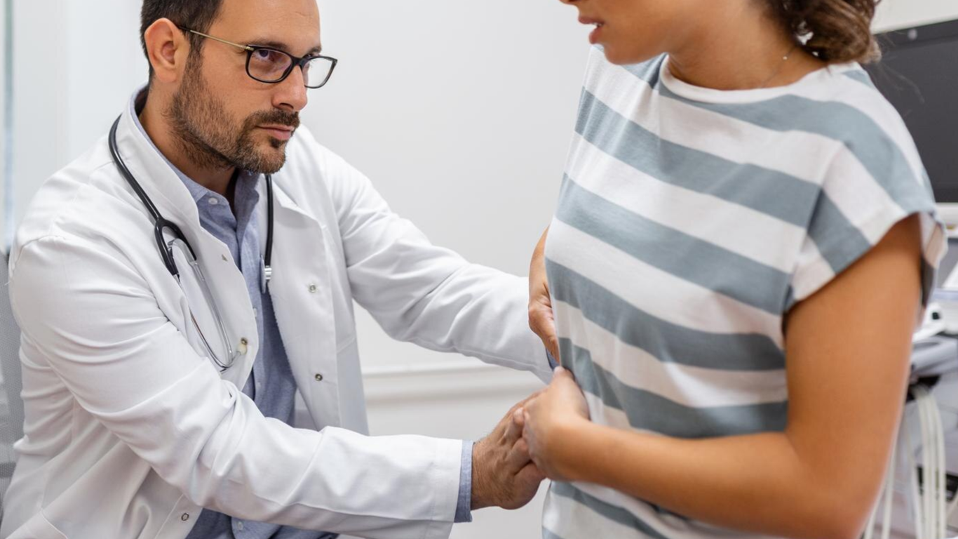 Mulher consultando o médico por dor abdominal pós-bariátrica