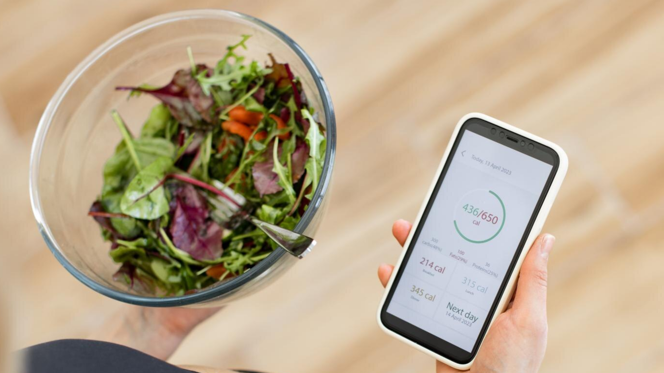Moça comendo salada, pensando em complicações pós-bariátrica
