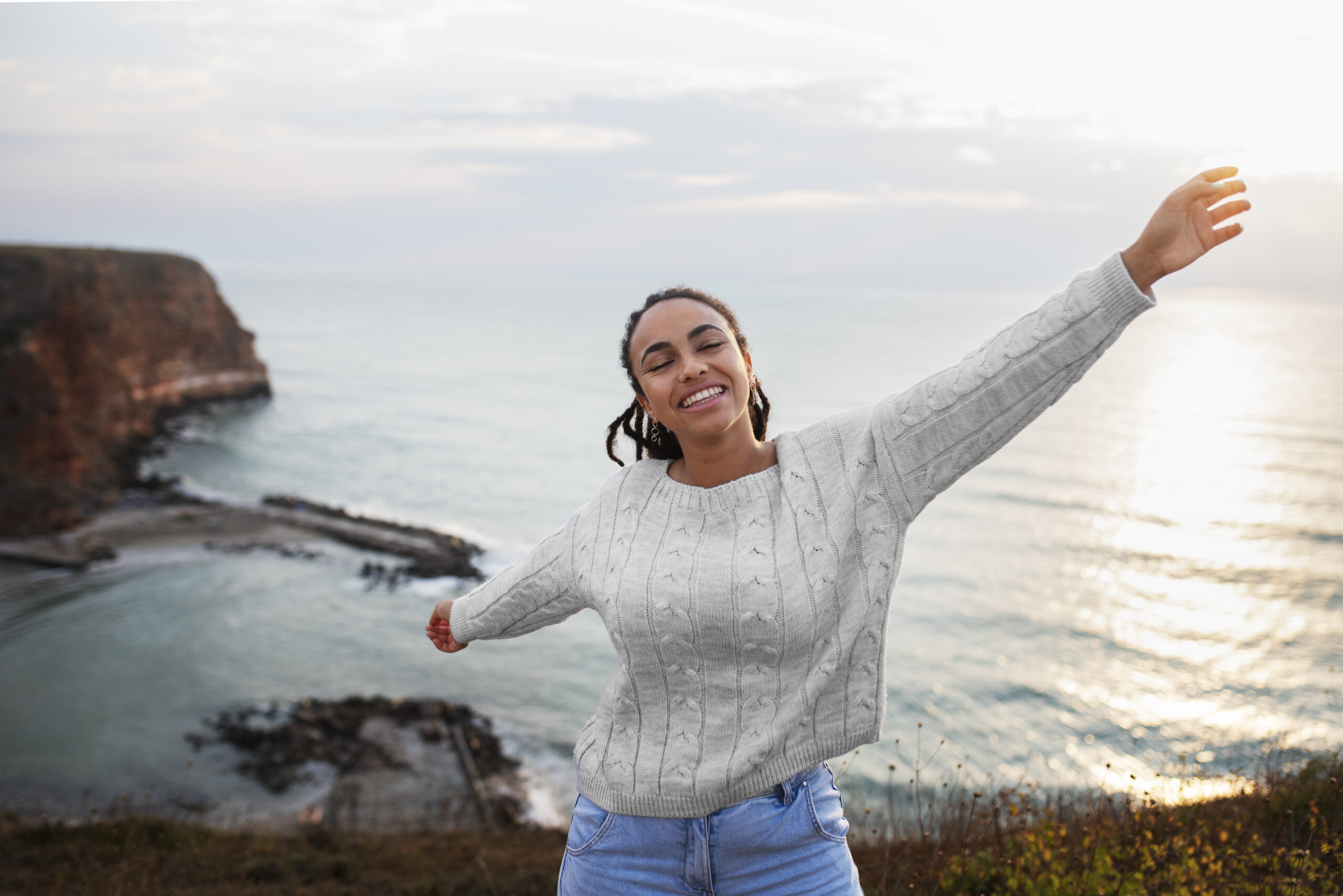 Moça feliz tirando foto em uma paisagem, para falar sobre a bariátrica e expectativa de vida