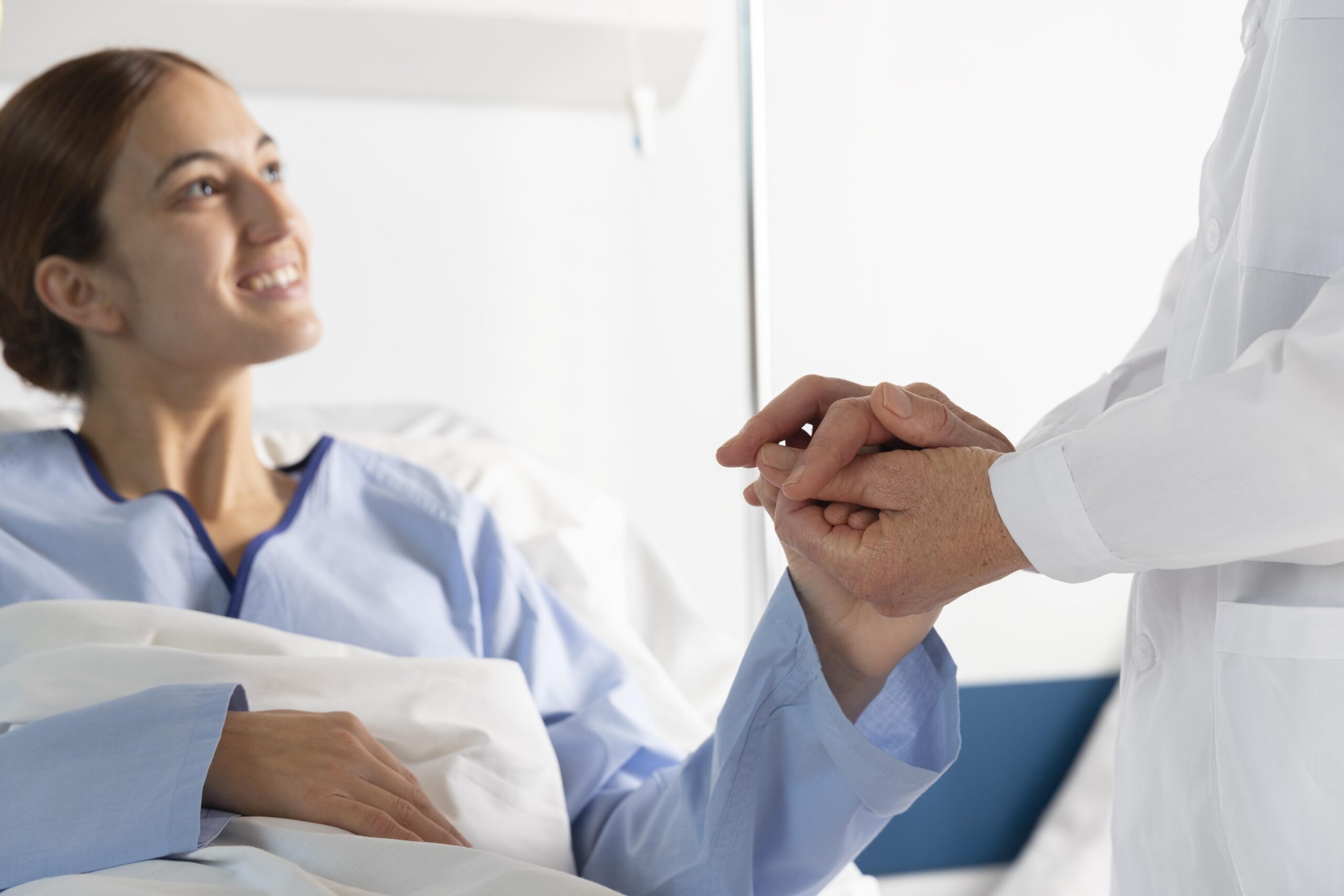 Moça se recuperando da correção de hernia da parede abdominal