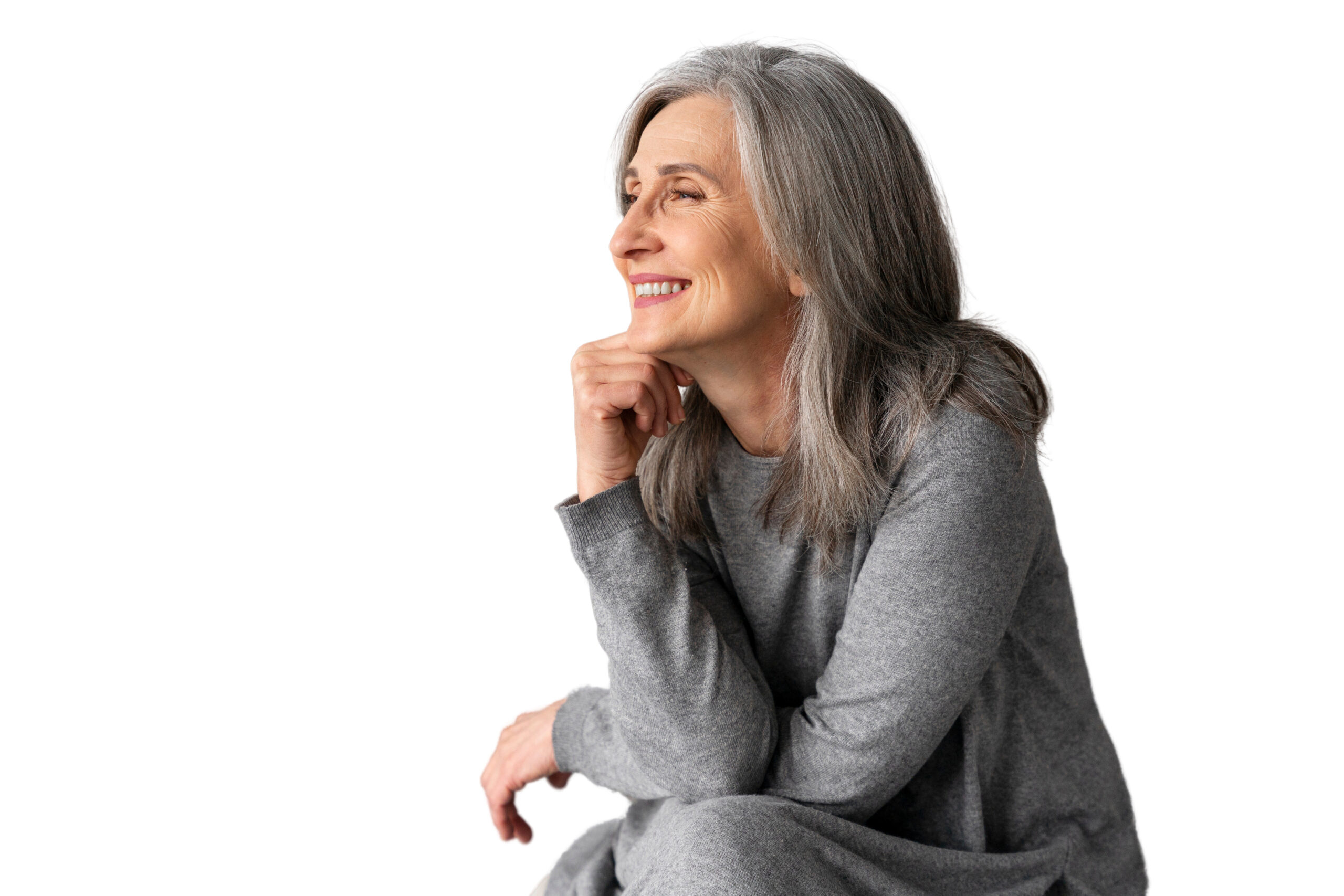 Mulher de cabelos brancos sorrindo e pensando na idade para fazer a cirurgia bariátrica